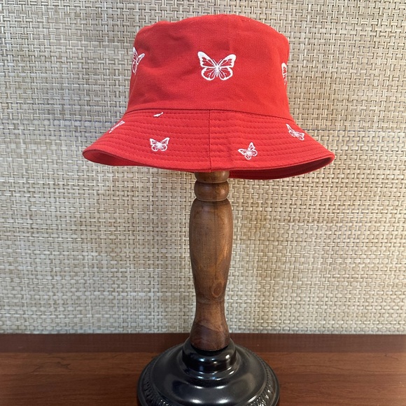 🌟HP🌟NWOT Reversible Solid Red Broadcloth & White Embroidered Butterfly Hat! - Picture 1 of 14